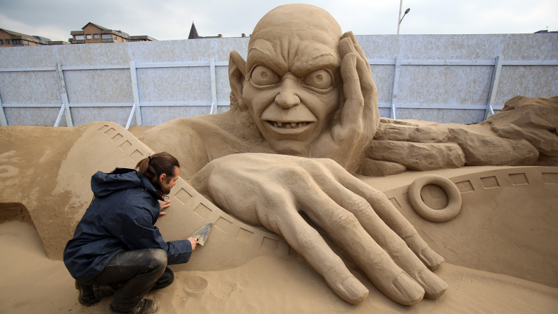 Illustration for article titled 11 Splendid Sand Sculptures Made For the Movie Geek